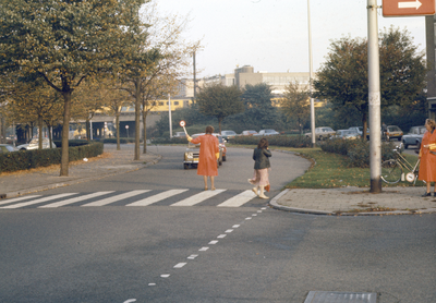 117515 Afbeelding van verkeersbrigadiers bij de oversteekplaats voor voetgangers op de kruising van de Oudenoord en de ...